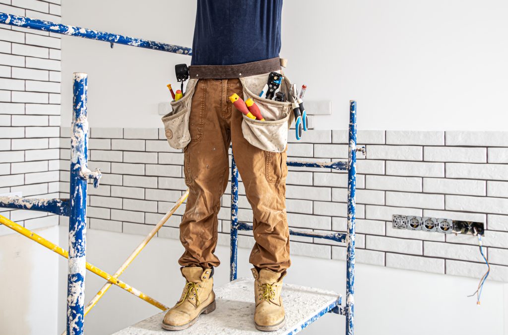 Artisan équipé sur chantier à Guidel pour travaux d’électricité et de plomberie
