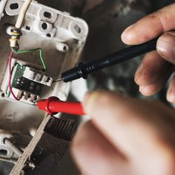 Test de circuit électrique lors d’un dépannage par La FEPS à Guidel